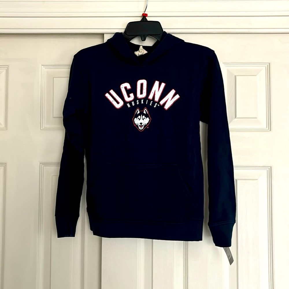 NWT Champion UCONN Huskies Sweatshirt